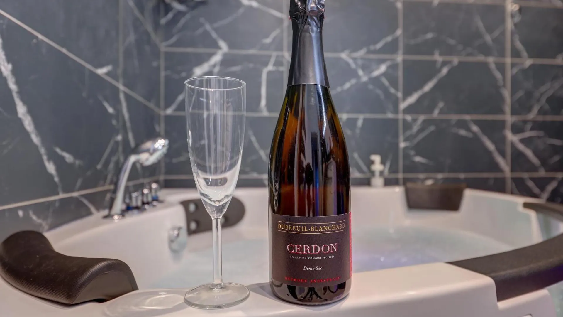 La Marionnade - Maison De Village, Sauna, Balneotherapie, Borne Ve Cerdon  0*, Cerdon (Ain)